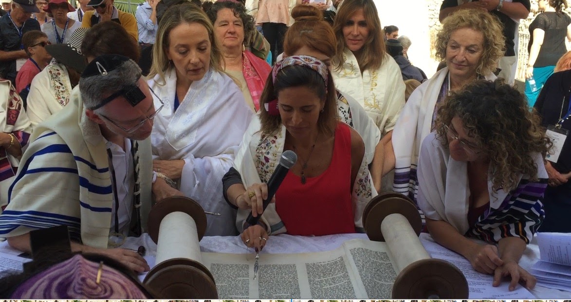 women reading from the Torah