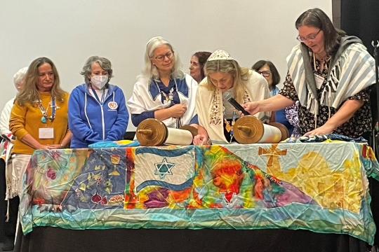 Women reading Torah