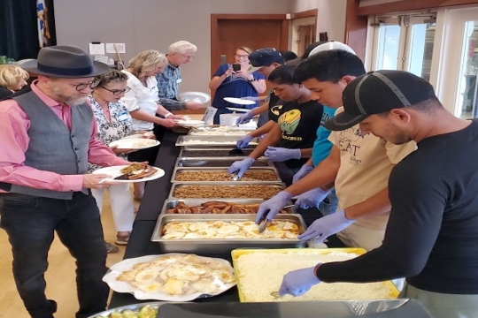 WRJ sisterhood feeds migrants at their synagogue. 